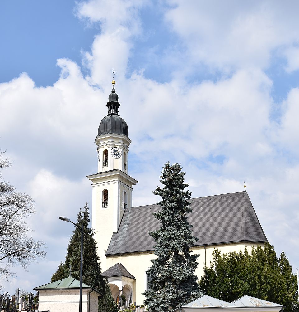 Pfarrkirche St. Peter und Paul Liefering Seintenansicht