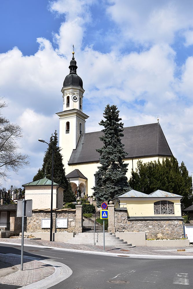 Pfarrkirche St. Peter und Paul Liefering Seitenansicht